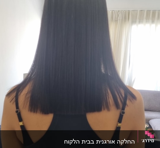 אישה עם שיער חלק ולבוש שחור